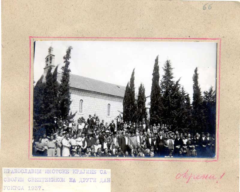 Pravoslavci Imotske krajine sa svojim sveštenikom na drugi dan Uskrsa 1937. godine